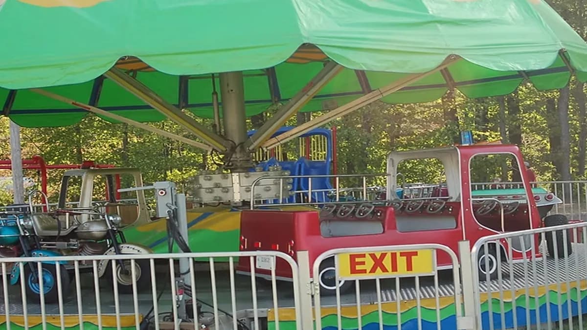 The Hampton combo ride under its green and yellow striped canopy